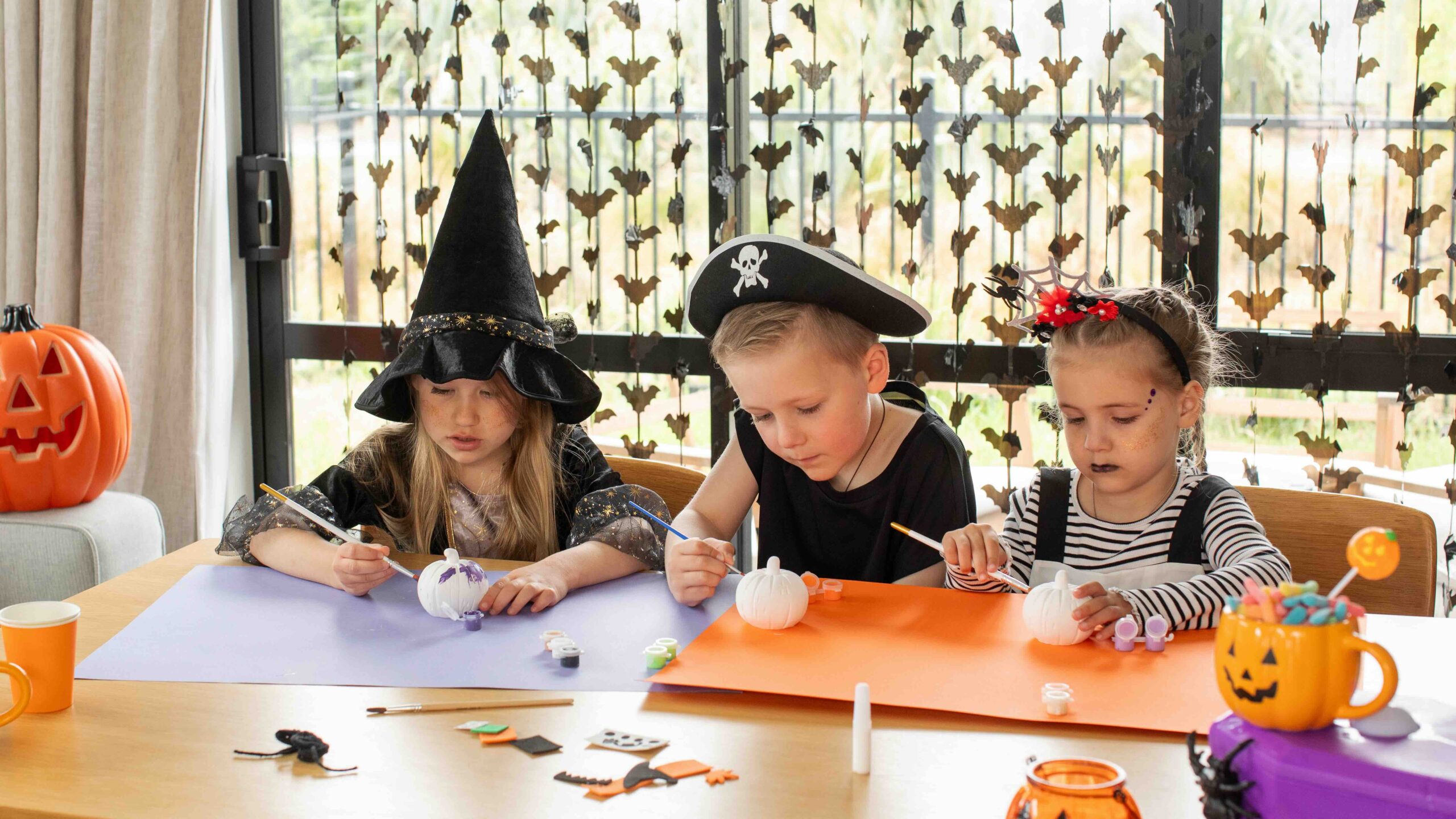 lavoretti-halloween-bambini-dipingere-zucche