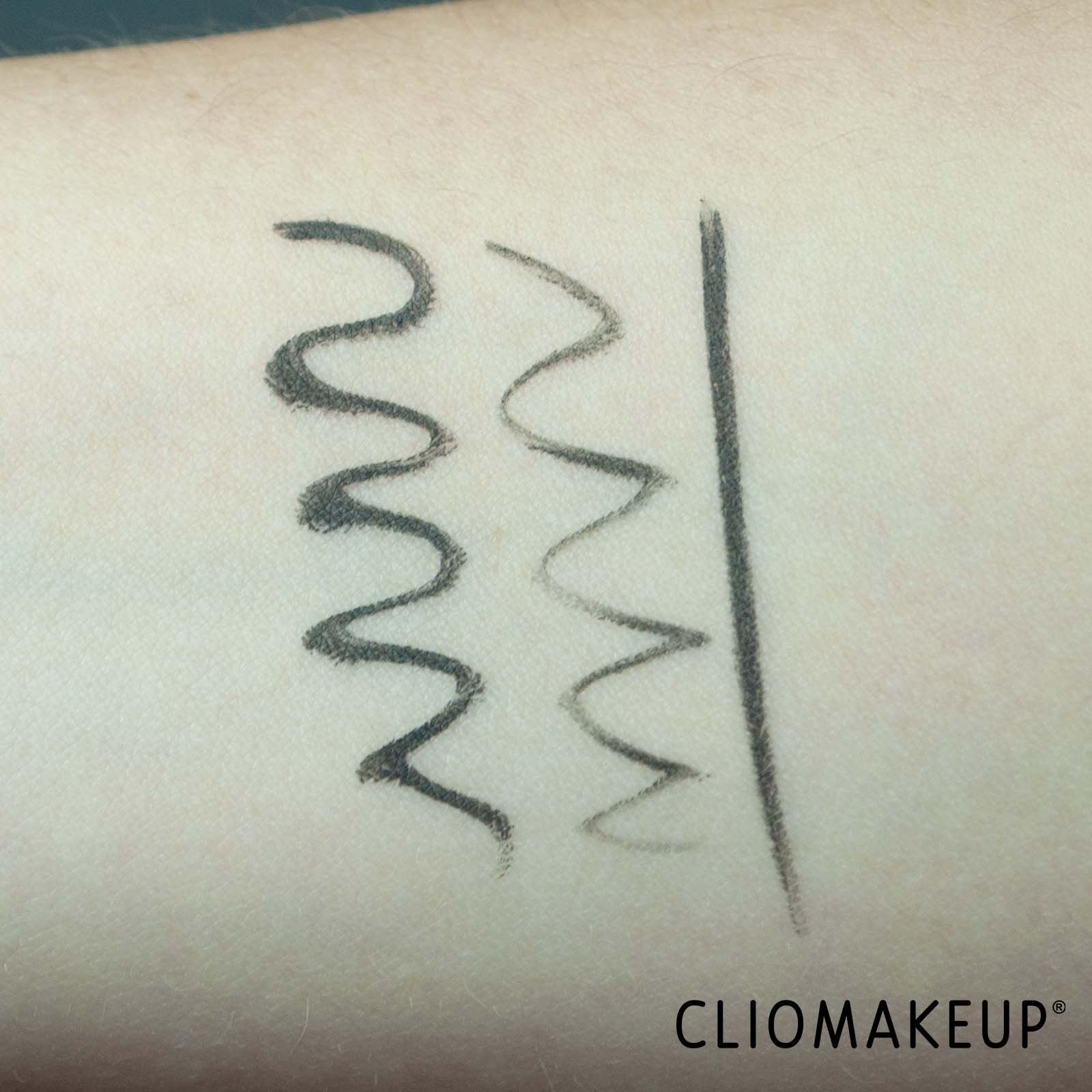 recensione-eyeliner-haus-labs-by-lady-gaga-clear-cut-liquid-eyeliner-texture