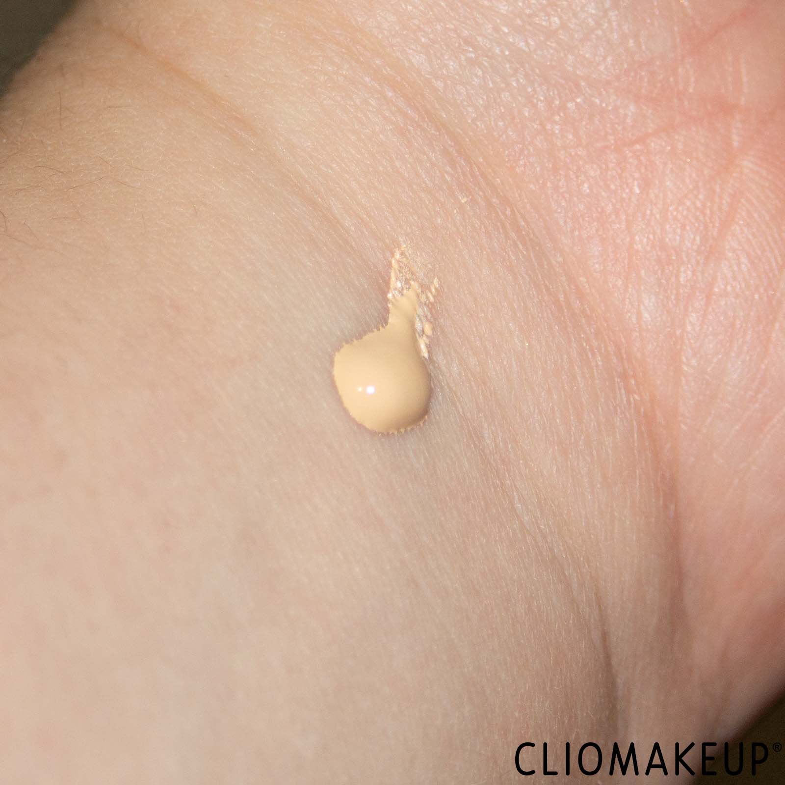 recensione-urban-decay-face-bond-foundation-swatch