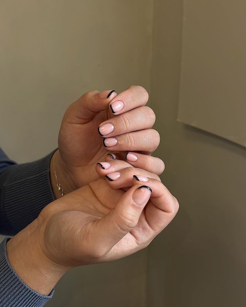 french-manicure-autunno-2024-micro