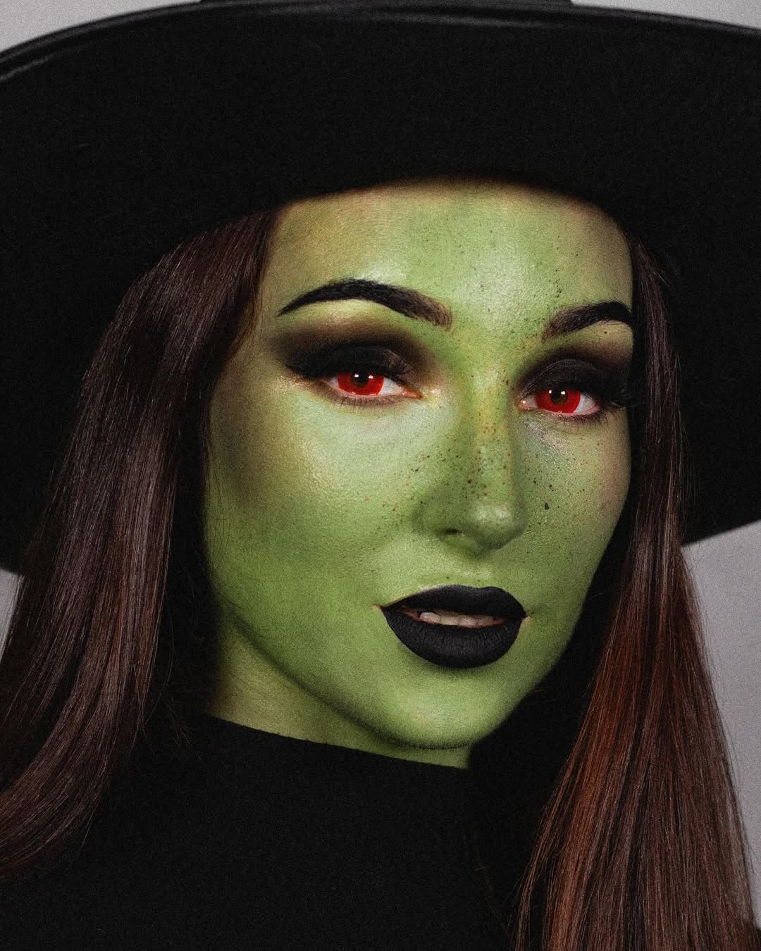 trucco-strega-verde-occhi-rossi