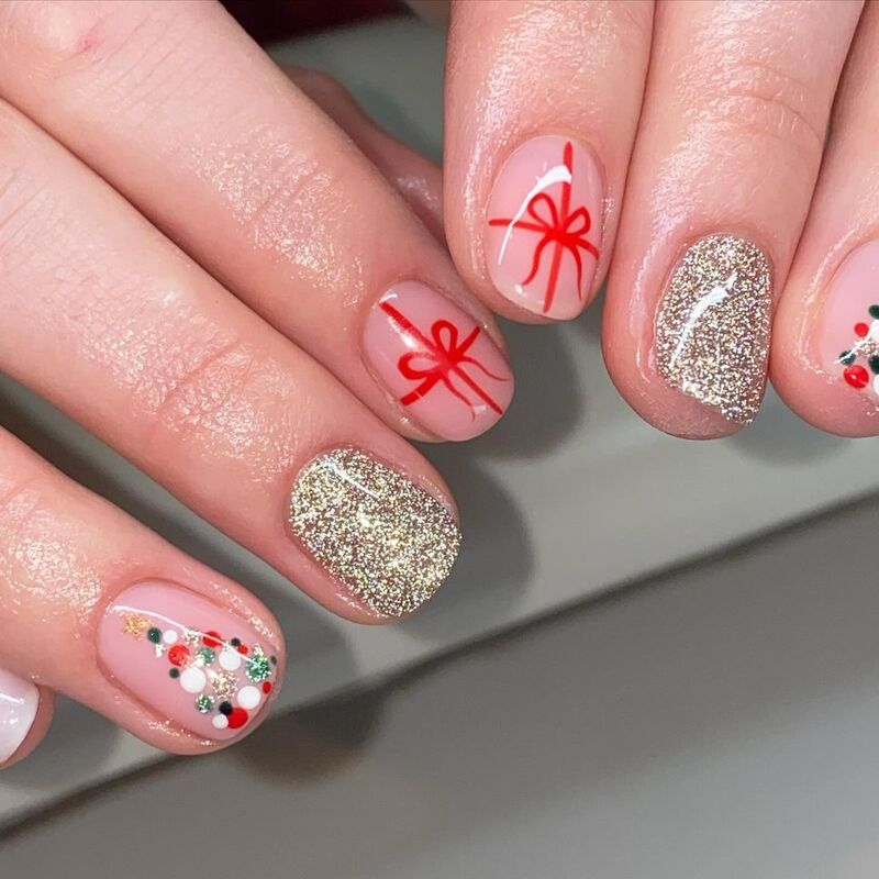 nail-art-natale-oro-accent-nail