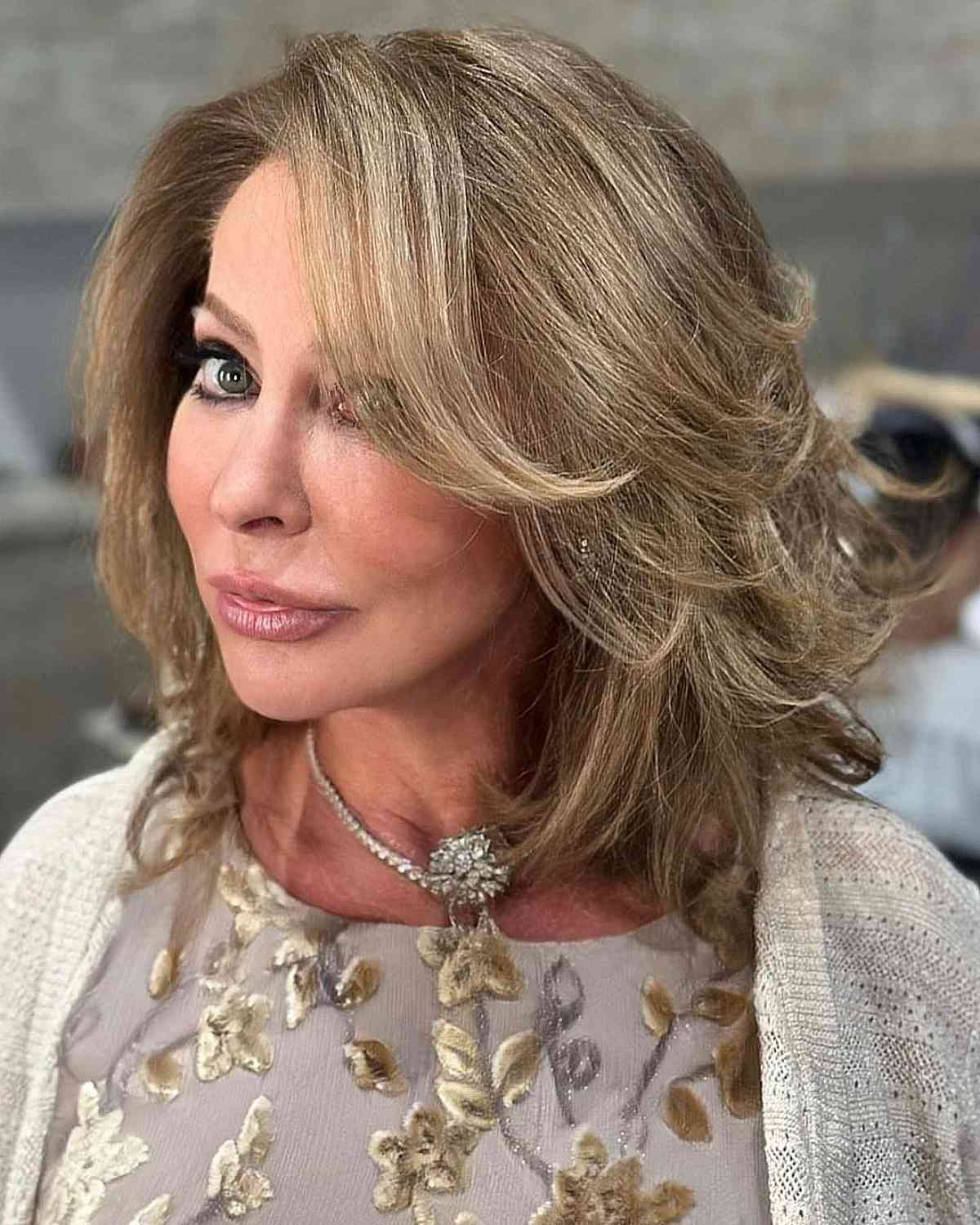 tagli-capelli-medi-ringiovaniscono-punte-insu