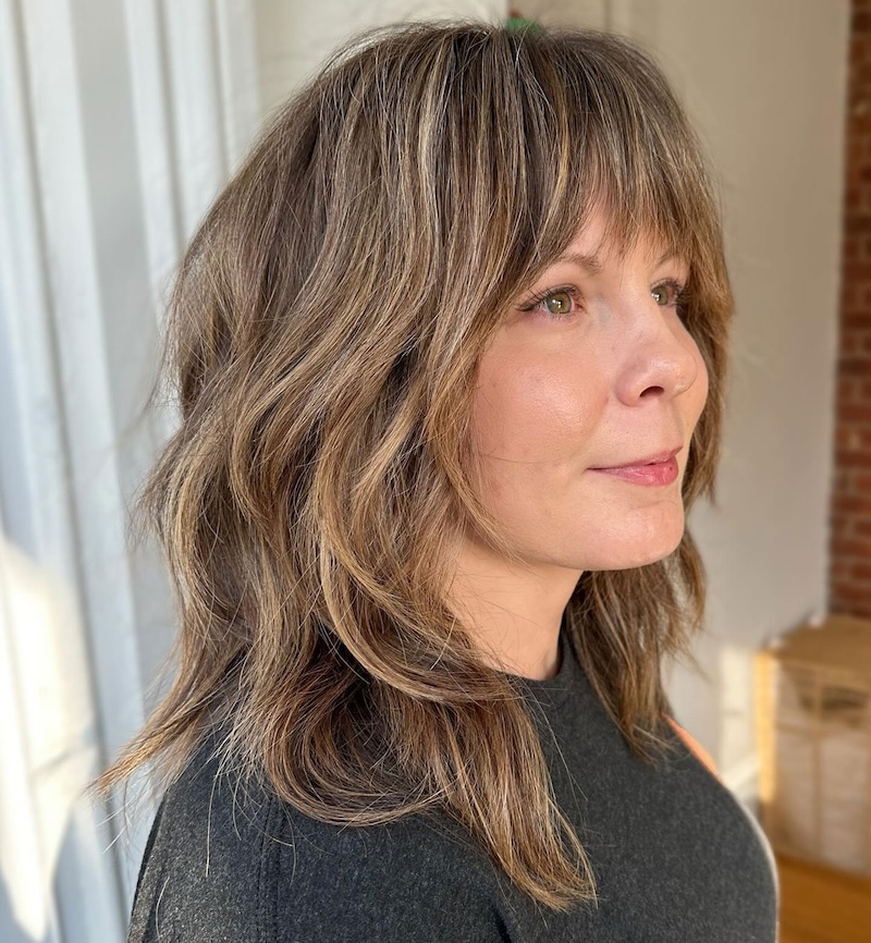 tagli-capelli-medi-ringiovaniscono-shag-scalato