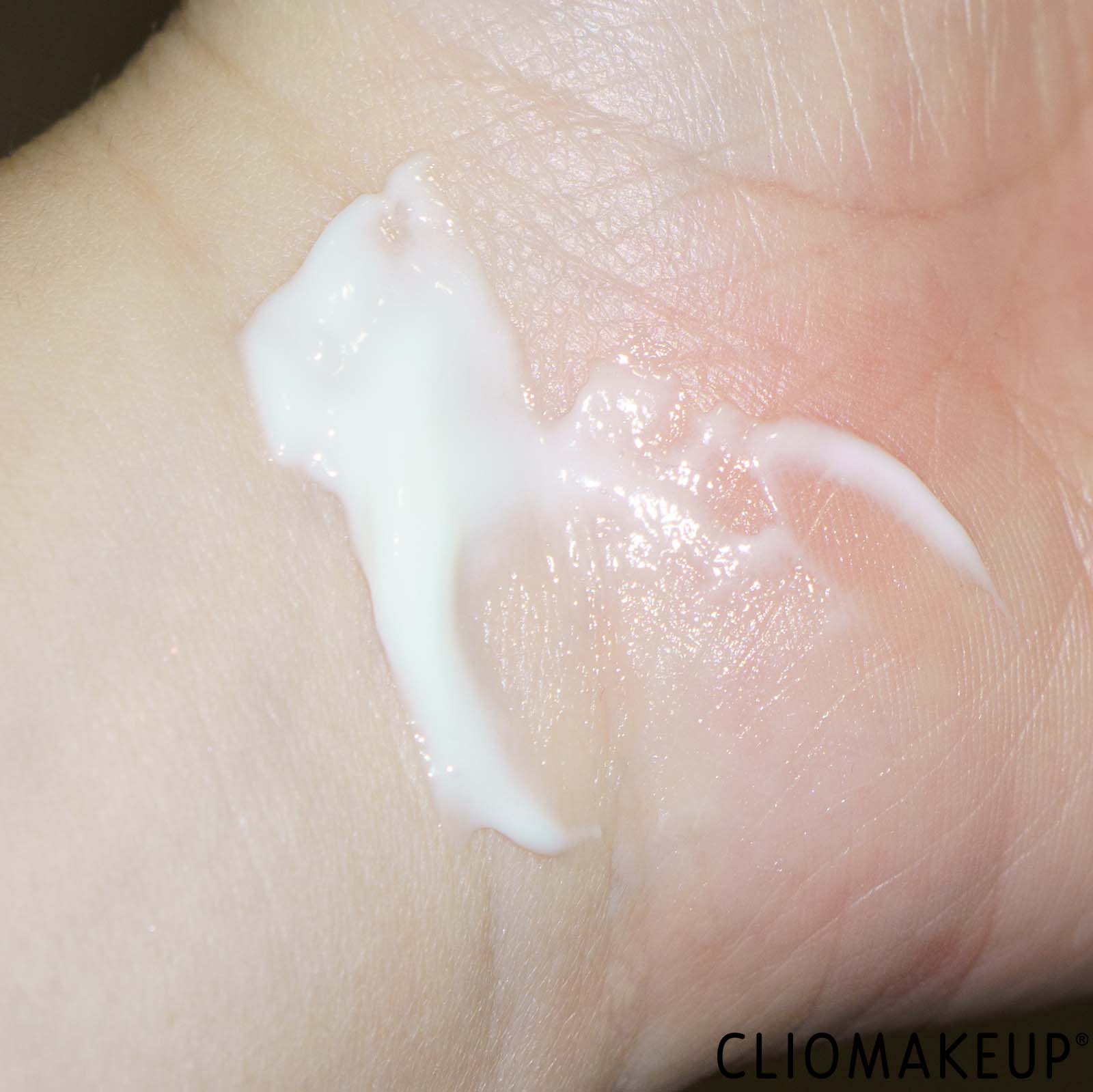 recensione-crema-viso-revolution-skin-cica-moisturiser-swatch