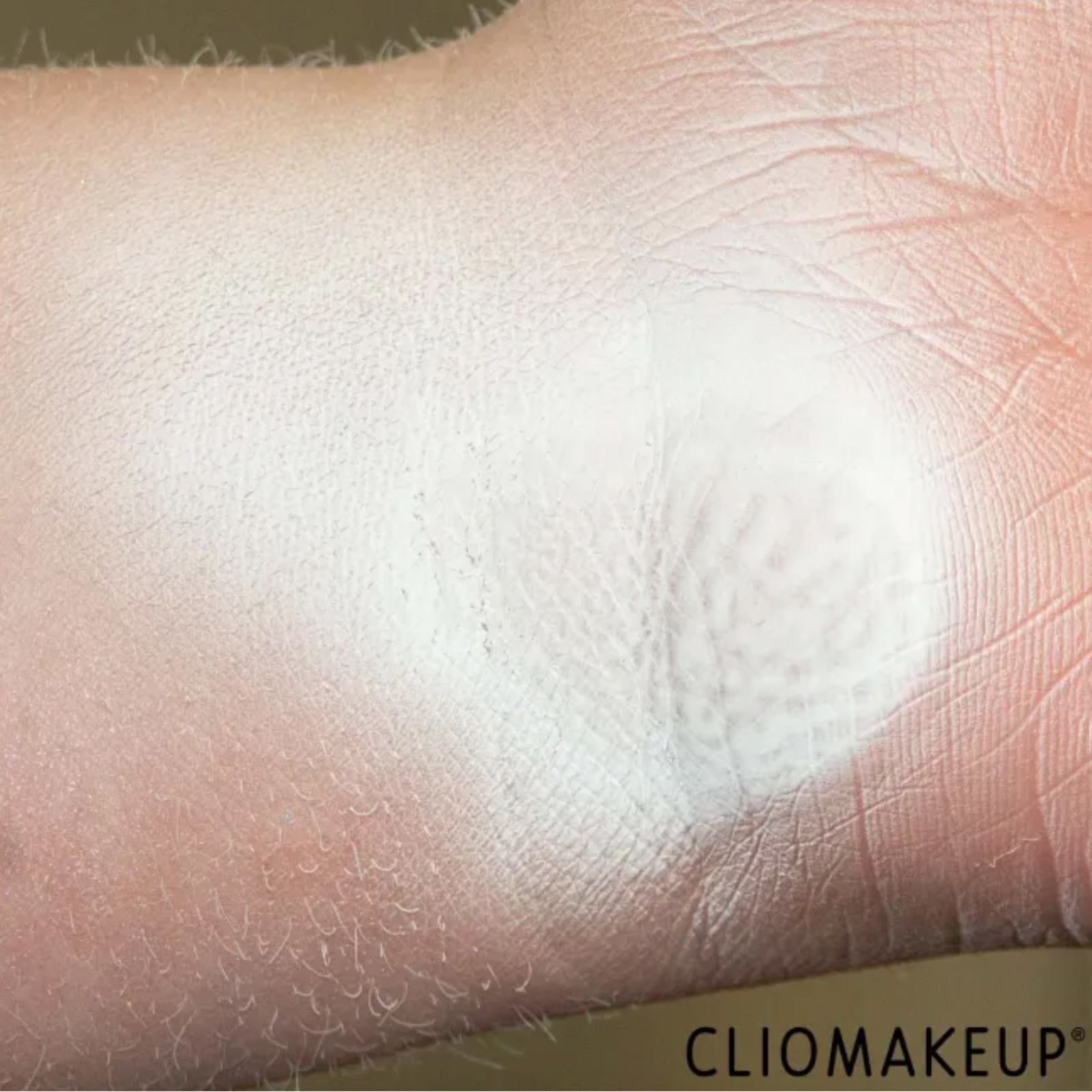 recensione-shampoo-secco-alma-professional-dry-shampoo-per-tutti-i-tipi-di-capelli-swatch