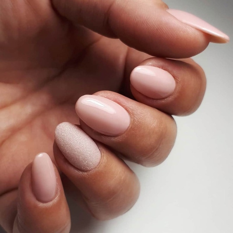 unghie-effetto-zucchero-accent-nail