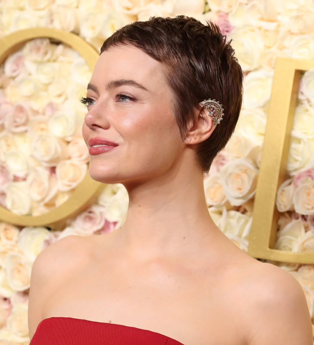 emma-stone-cambio-look-capelli-cortissimi-orecchino