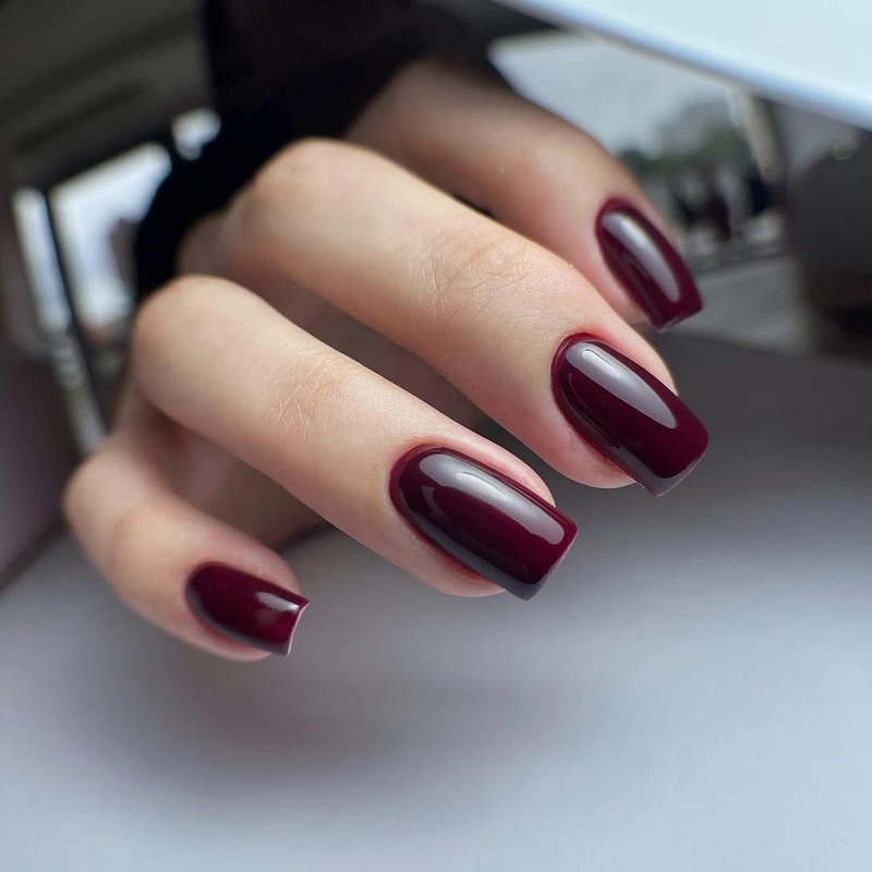 smalto-rosso-ciliegia-scuro-elegante