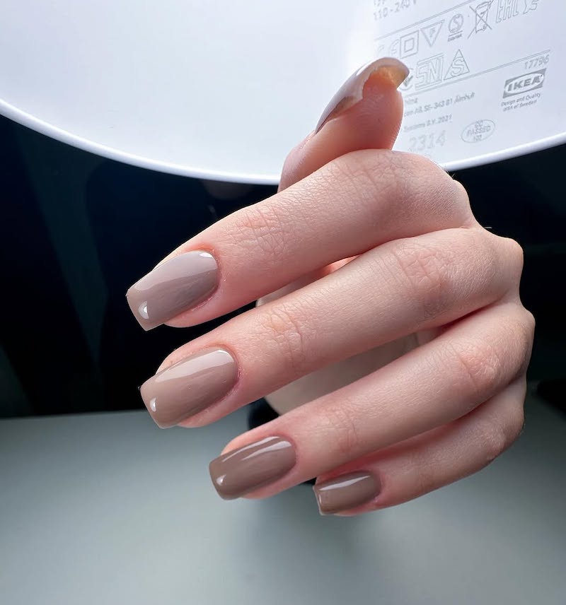 smalto-taupe-nude-quadrate