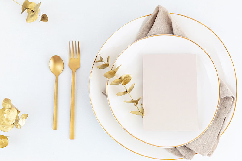 tavola-per-cena-con-ospiti-piatti-posate