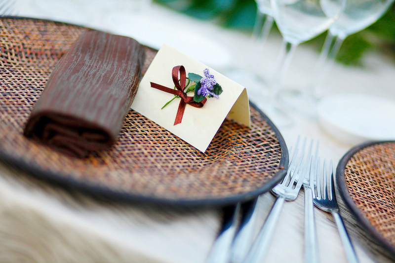 tavola-per-cena-con-ospiti-segnaposto