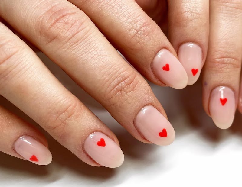 unghie-a-mandorla-corte-cuori