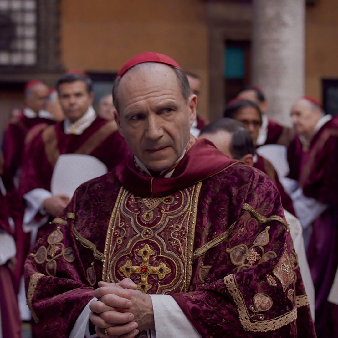 conclave-Ralph-Fiennes-Cardinale-Lawrence
