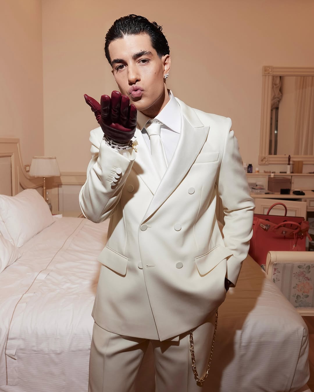 festival-sanremo-2025-guanti-tony-effe2