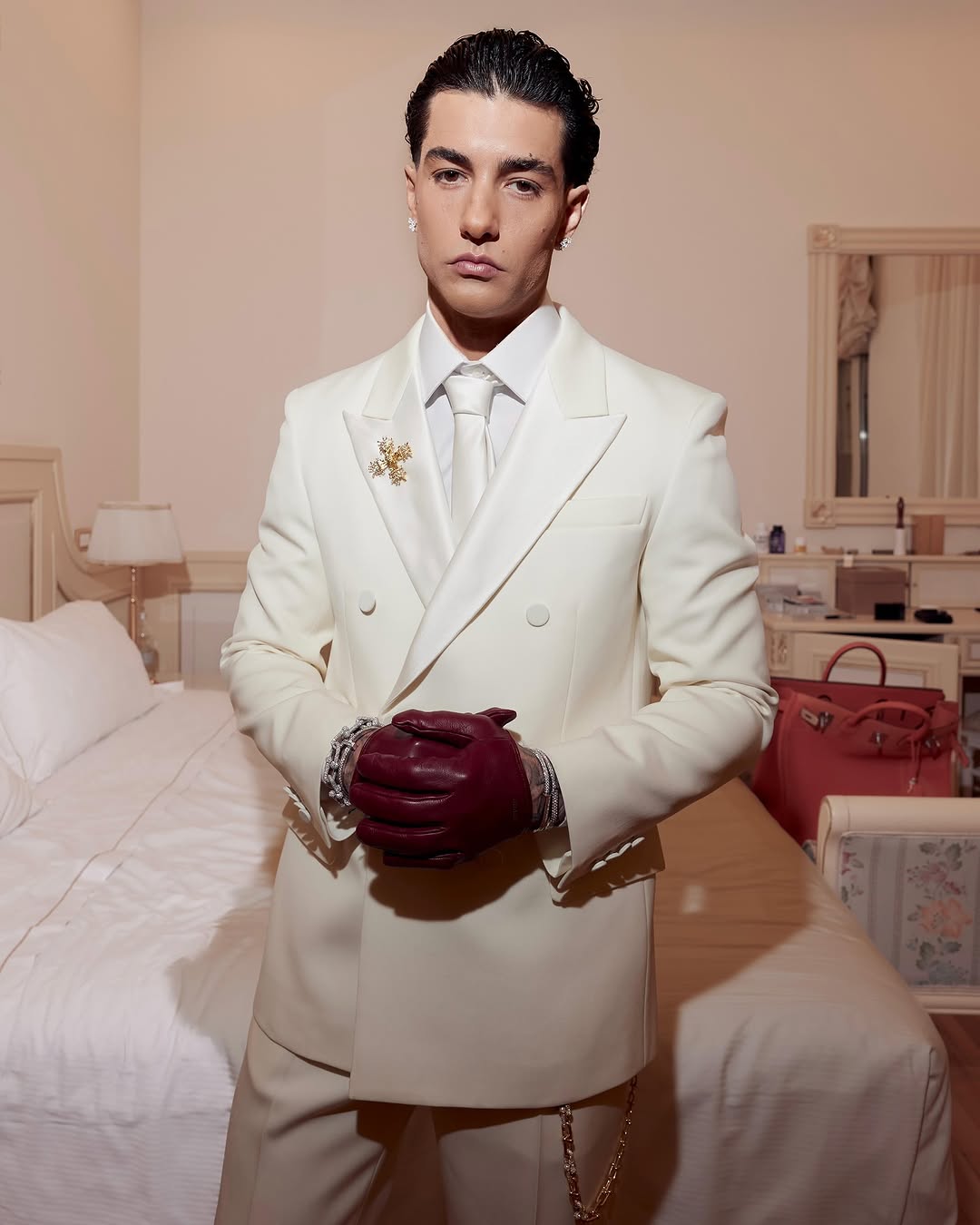 festival-sanremo-2025-tony-effe-guanti