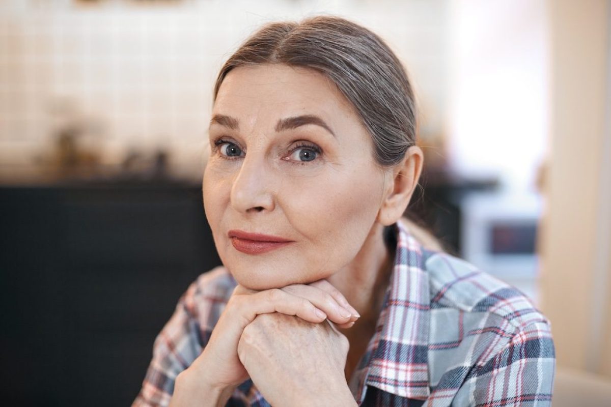 mascara-ciglia-grigie-cover-shurkin-son-freepik