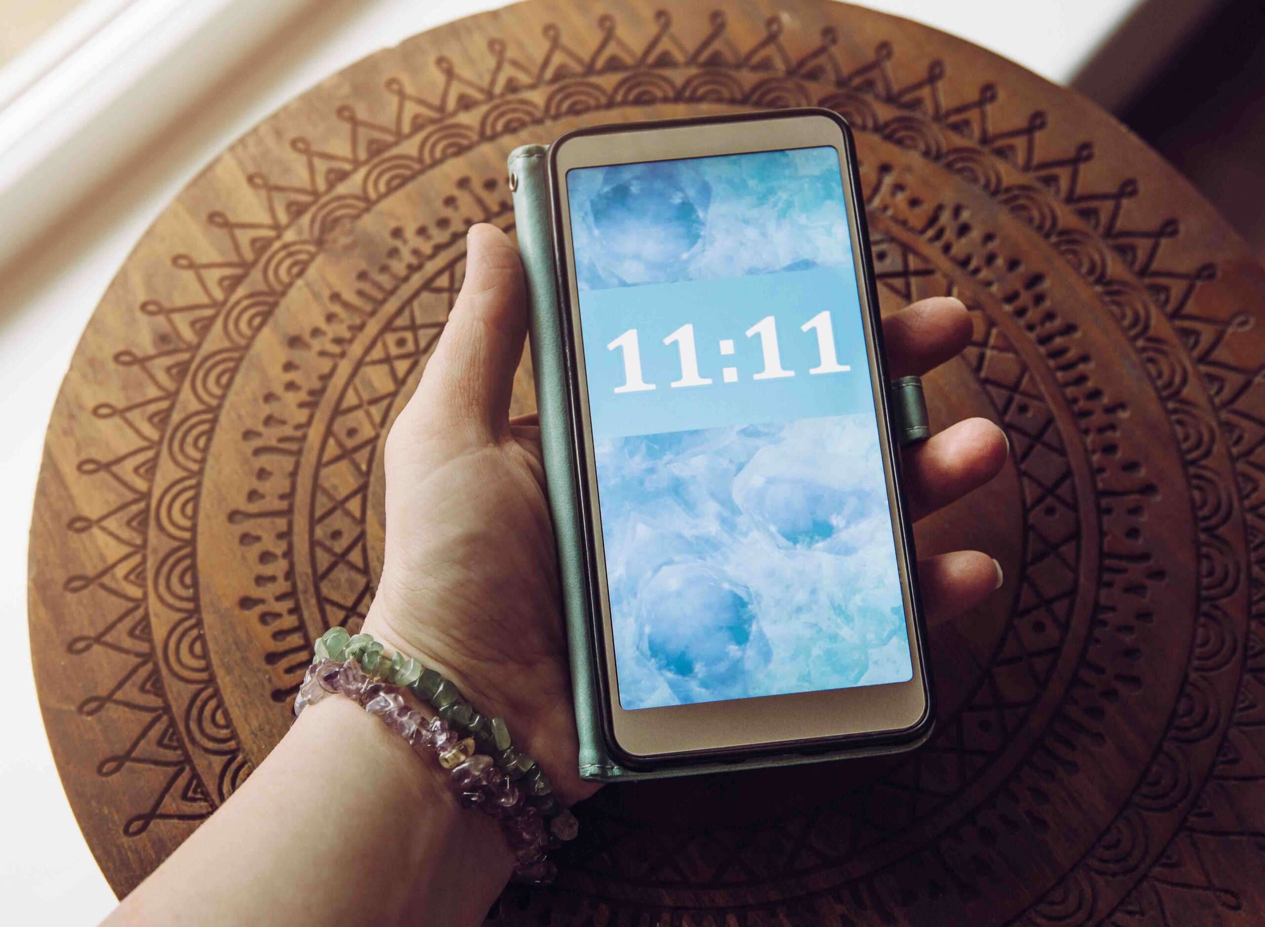 numeri-doppi-11-11-cellulare-schermo-mano