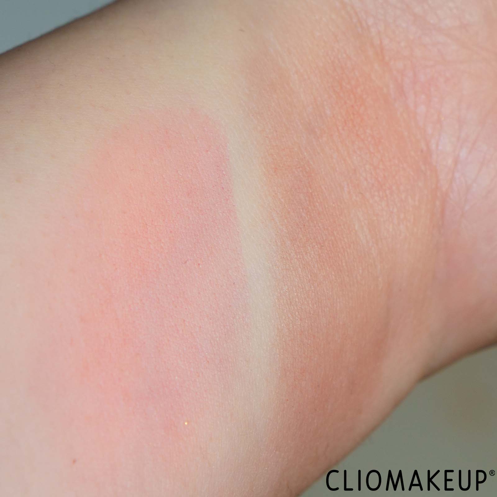 recensione-blush-astra-identistick-blush-stick-swatch-braccio