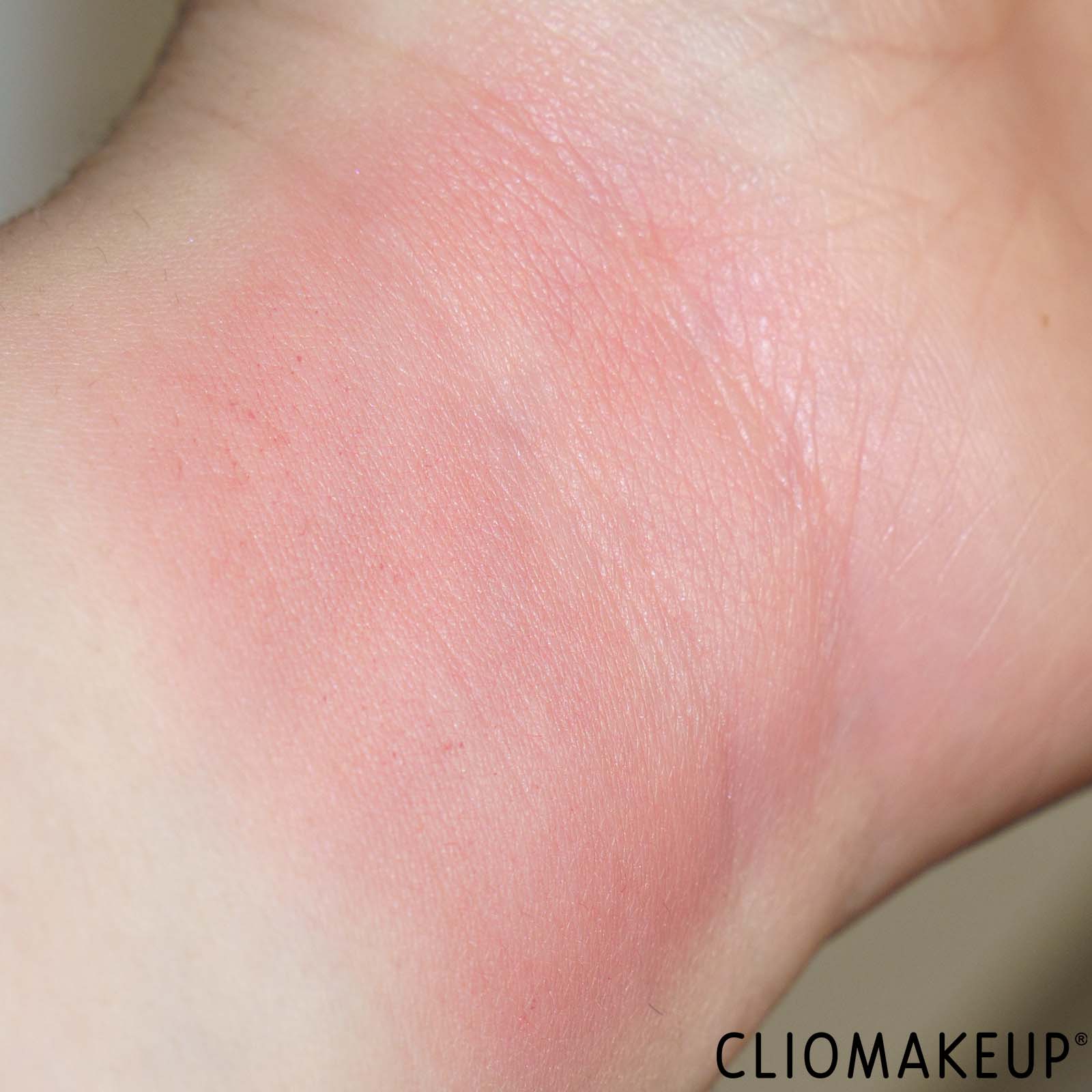 recensione-blush-essence-cheeky-love-blush-liquido-swatch-braccio