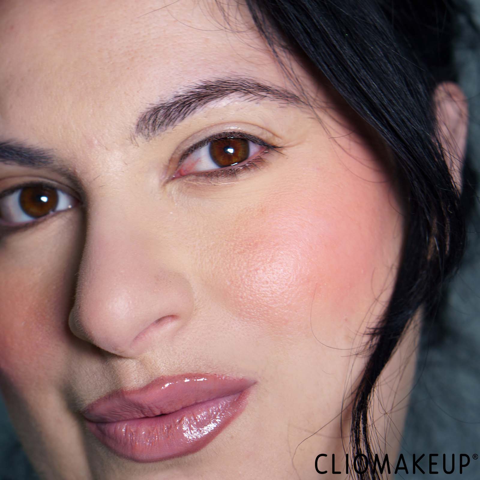 recensione-blush-essence-love-it-a-choco-lot-blush-mousse-applicazione