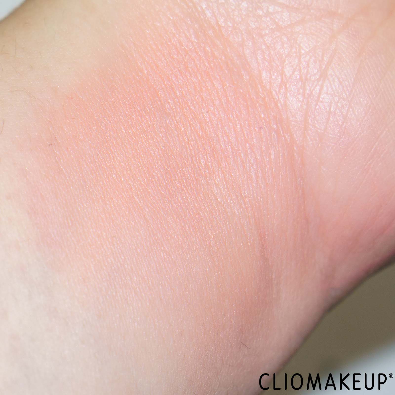 recensione-blush-essence-love-it-a-choco-lot-blush-mousse-swatch-braccio