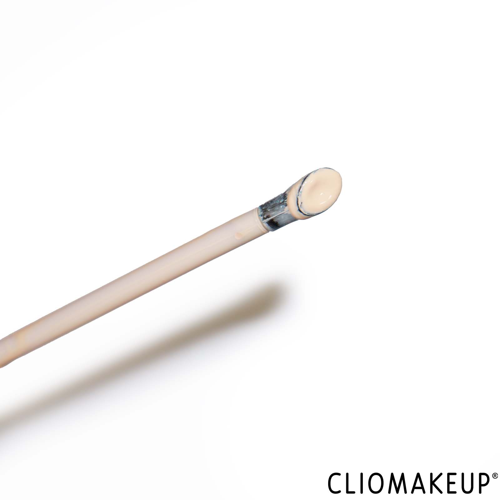 recensione-correttore-revolution-skin-silk-under-eye-brightener-concealer-close-up