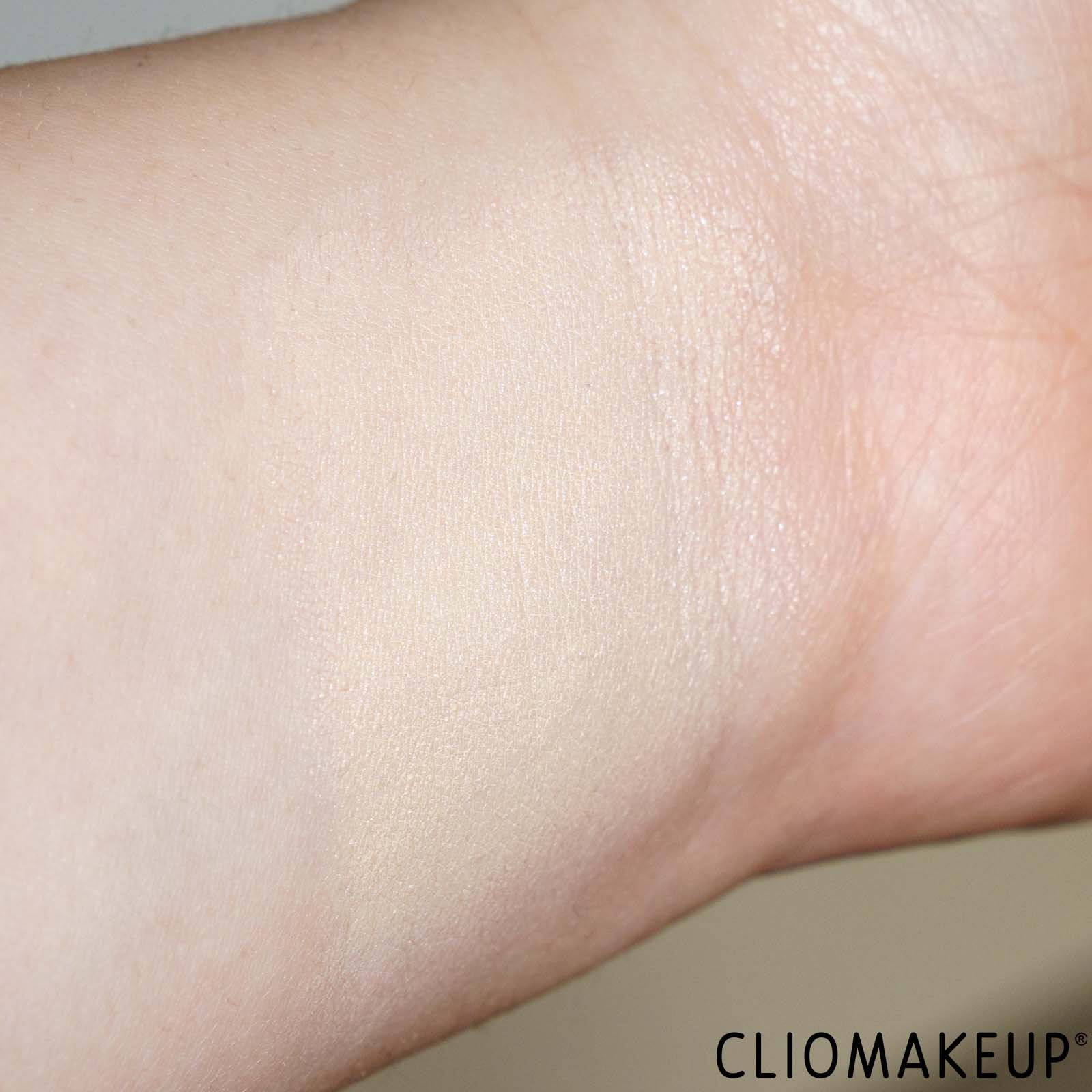 recensione-correttore-revolution-skin-silk-under-eye-brightener-concealer-swatch-braccio