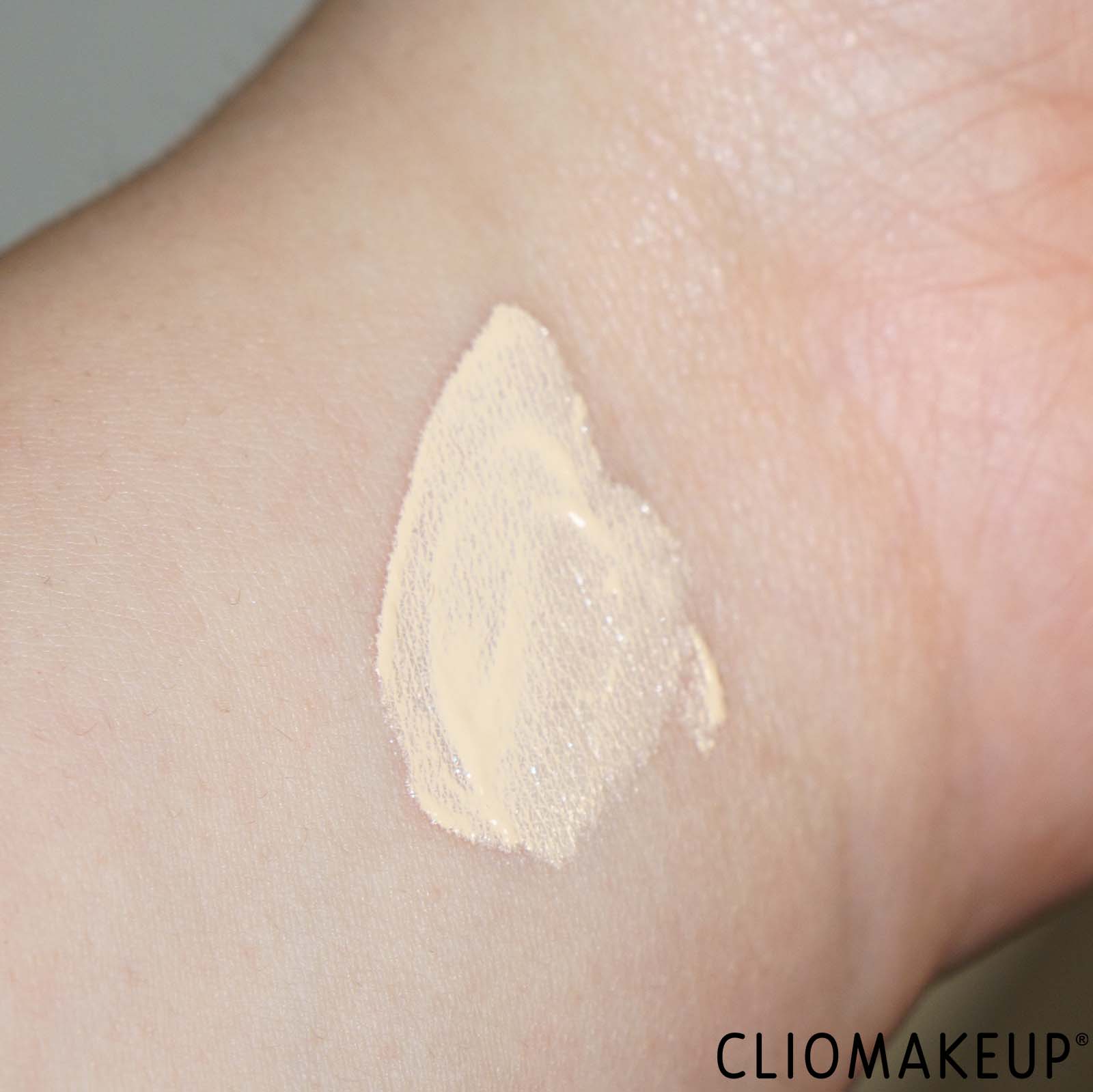 recensione-correttore-revolution-skin-silk-under-eye-brightener-concealer-swatch