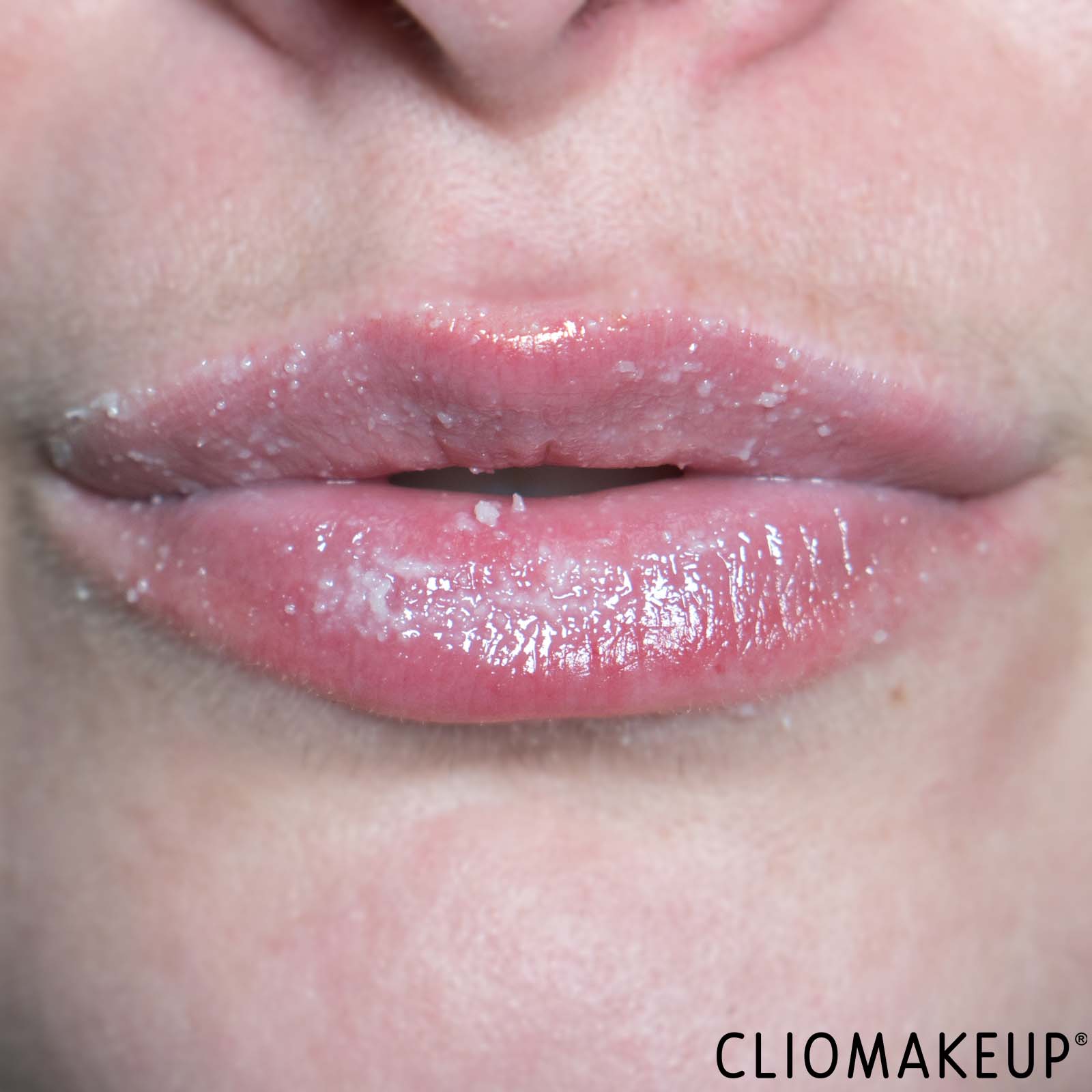 recensione-scrub-labbra-kiko-lip-scrub-applicazione