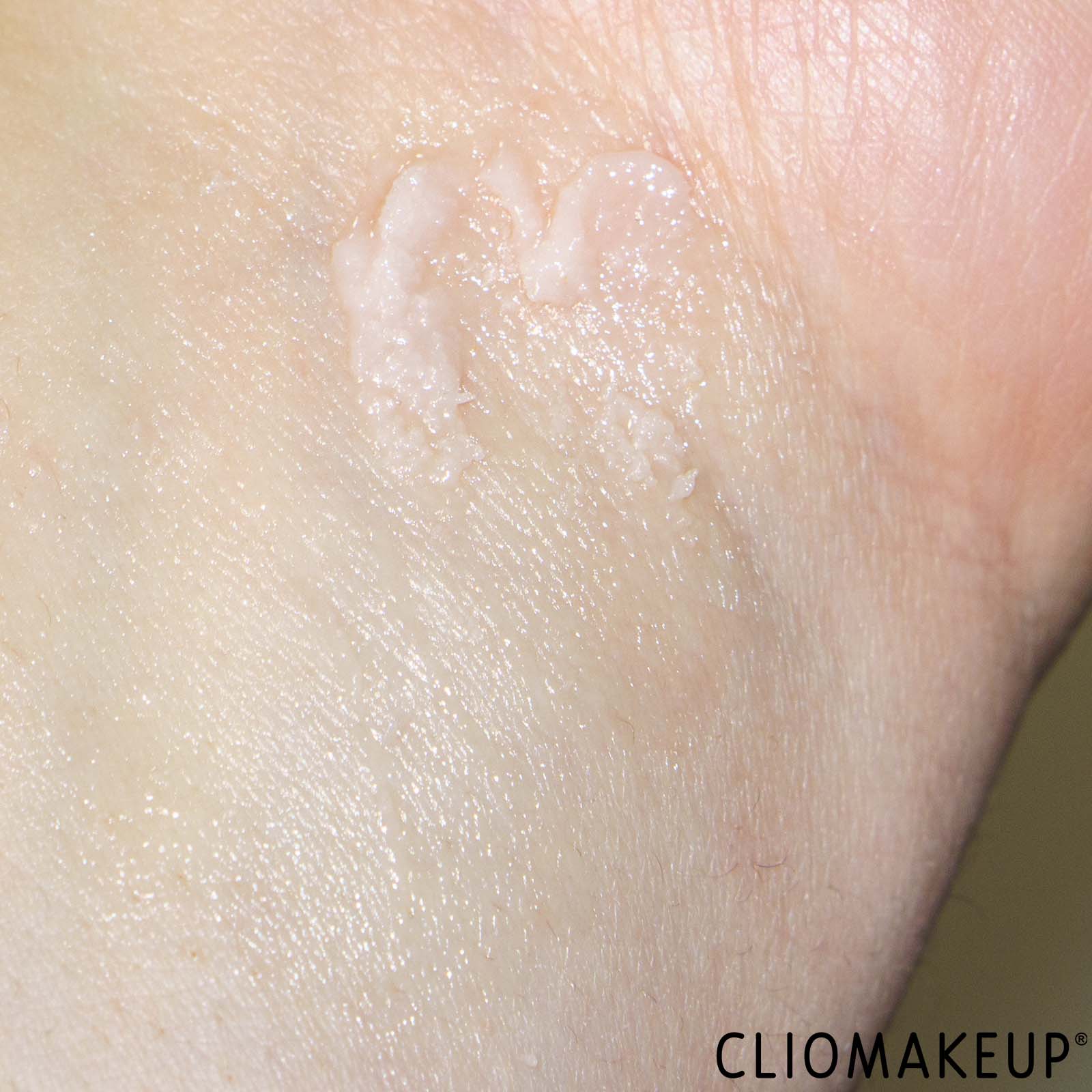 recensione-scrub-labbra-kiko-lip-scrub-swatch