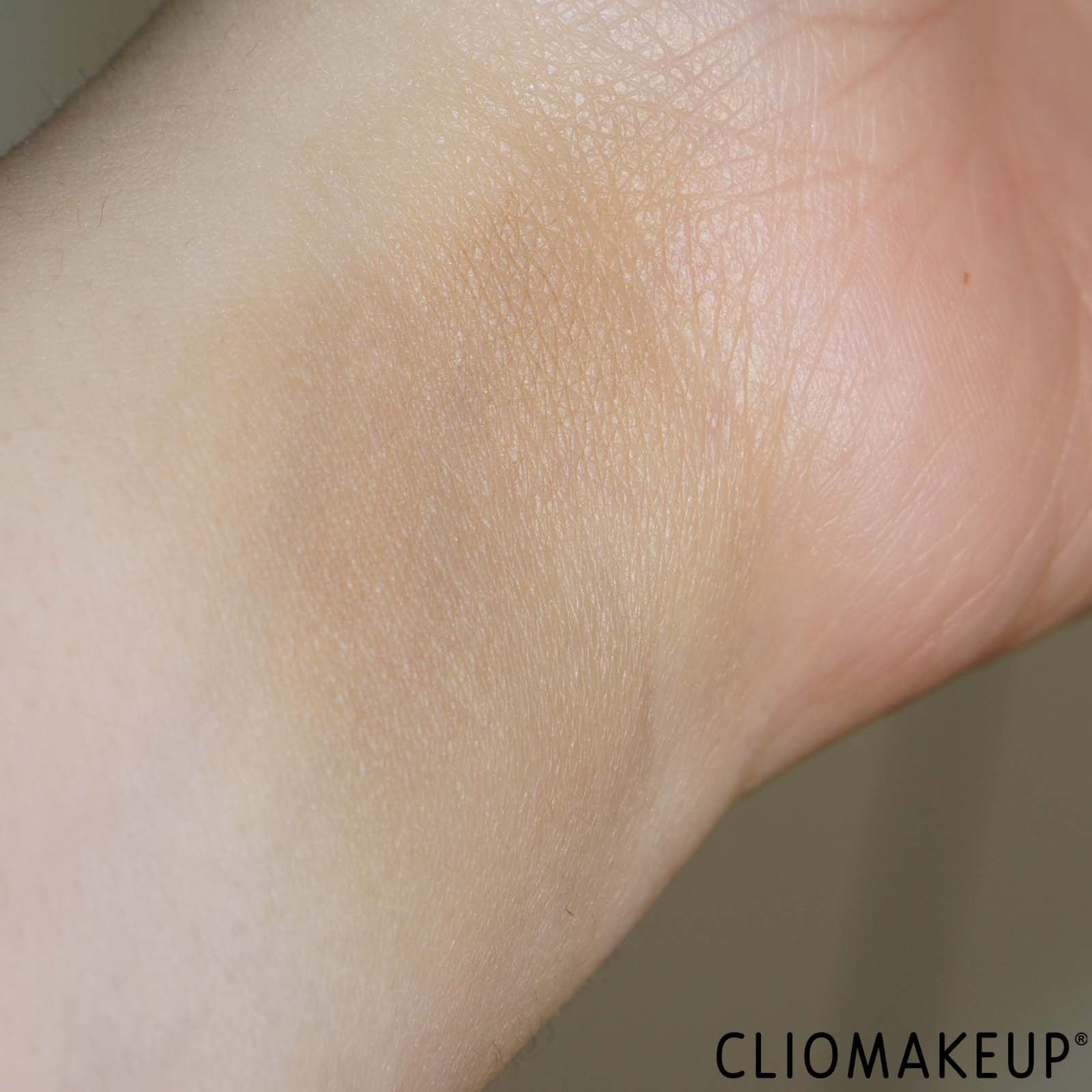 recensione-stick-contouring-astra-identistick-contour-stick-swatch-braccio