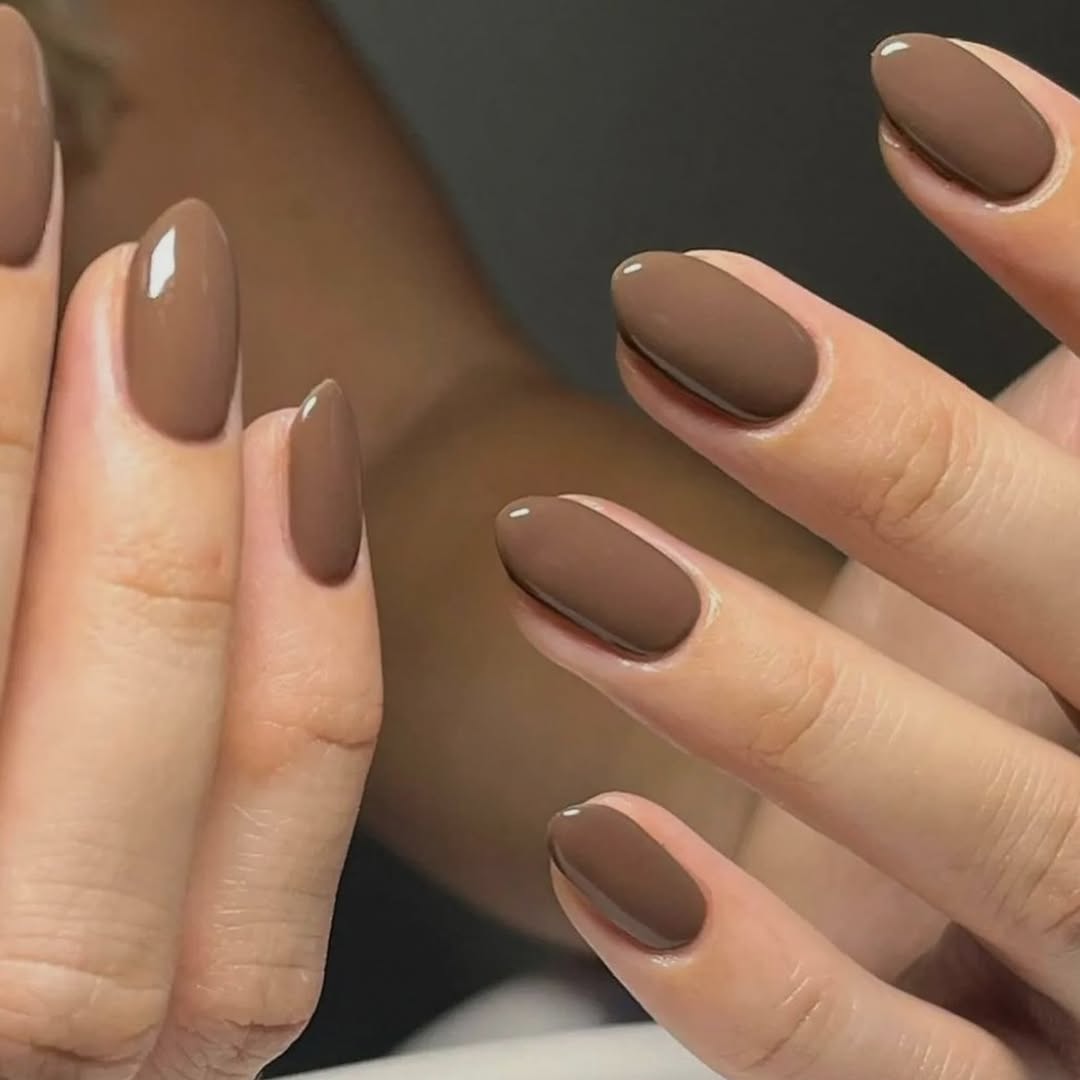 unghie-marzo-2025-mocha-mousse-semplici