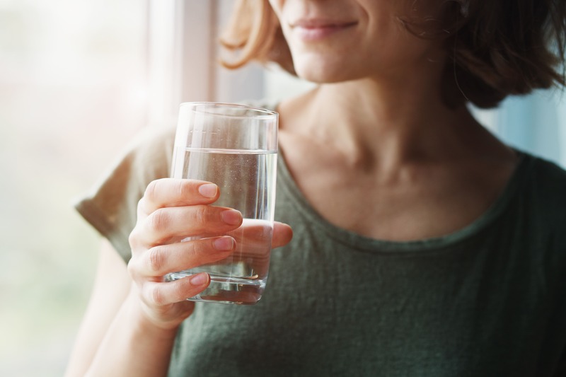viso-gonfio-mattino-prevenzione-bere-acqua