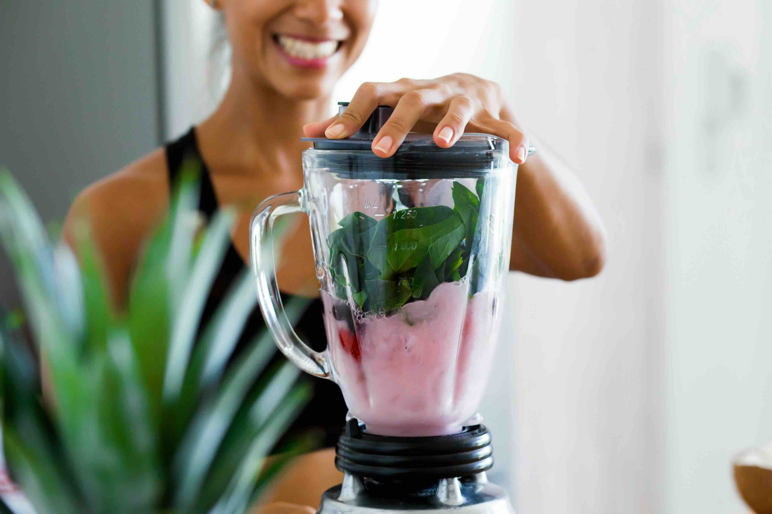donna-prepara-smoothie-spinaci-mirtilli-banana