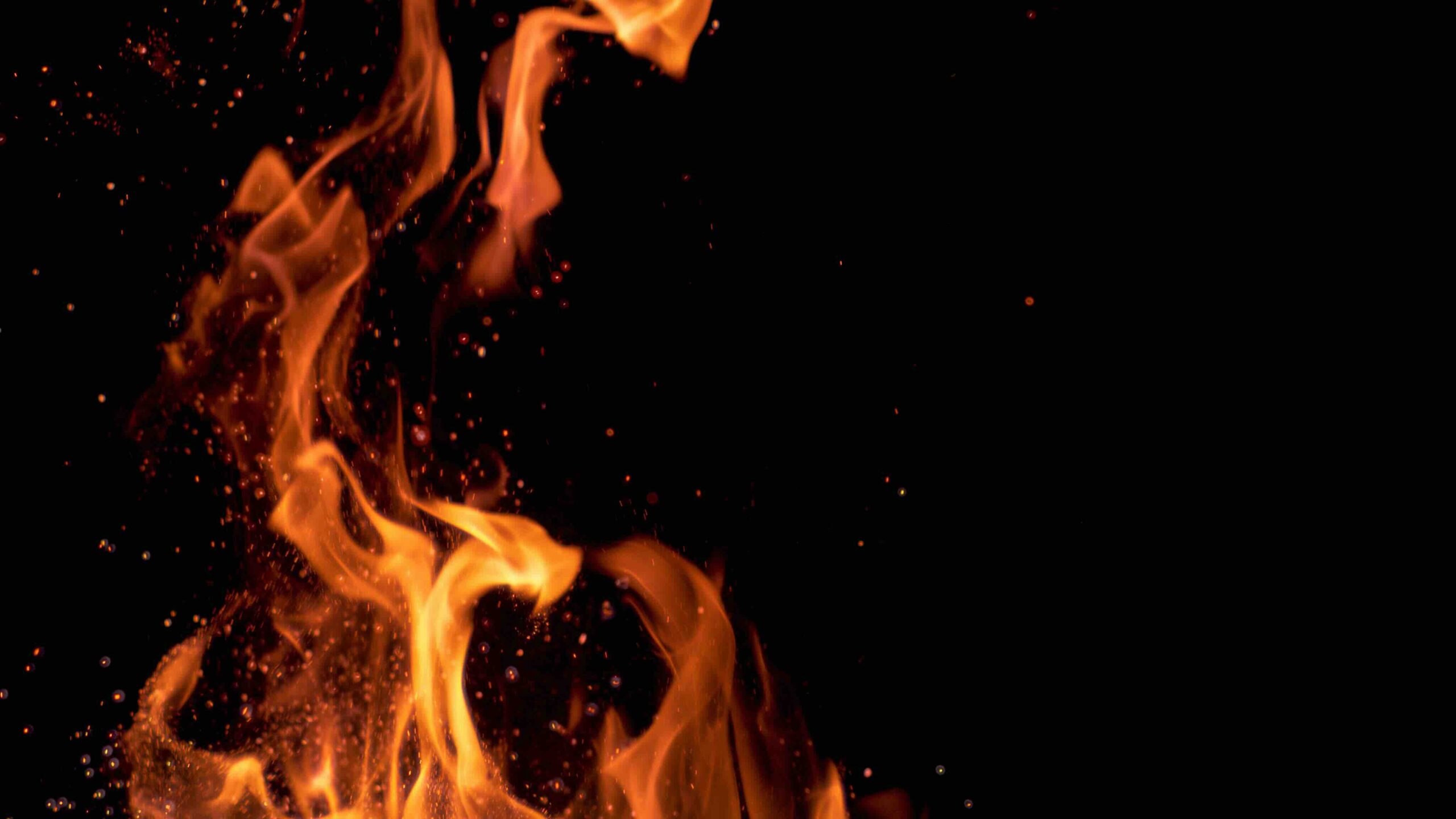 fuoco-fiamme-arancione-rosso-sfondo-nero