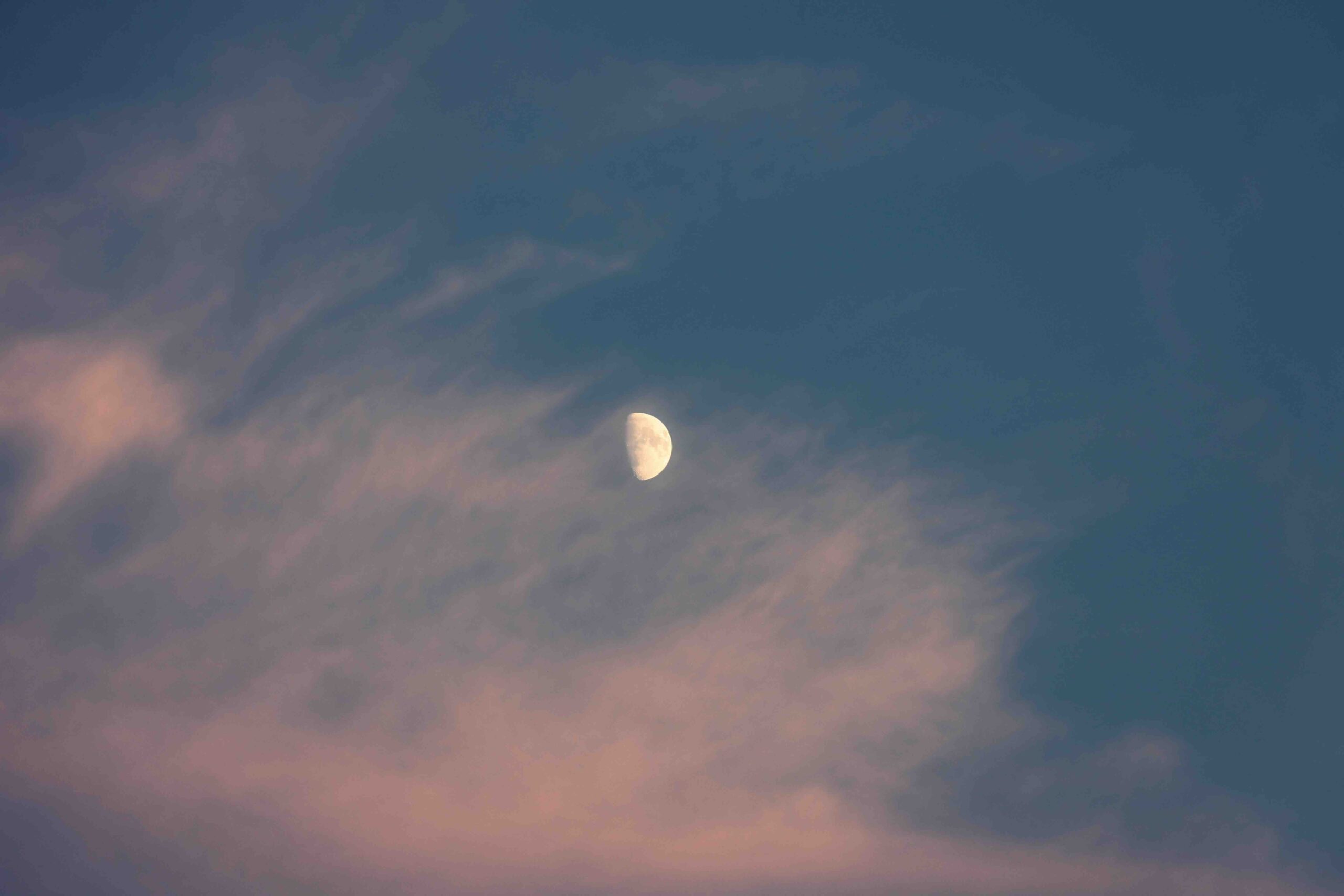 primo-quarto-luna-crescente-cielo-nuvole-rosa