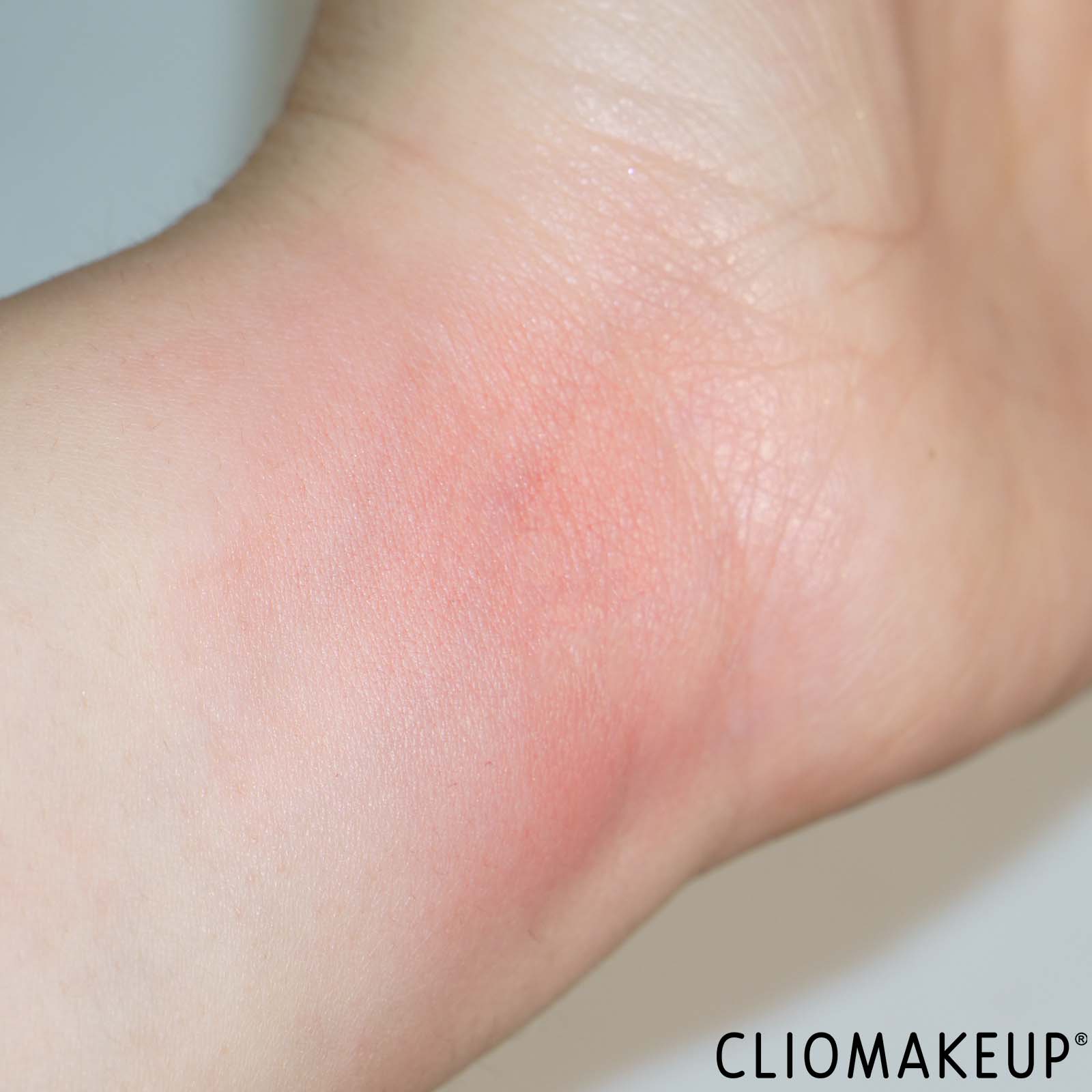 recensione-blush-catrice-kiss-glow-blush-stick-swatch-braccio