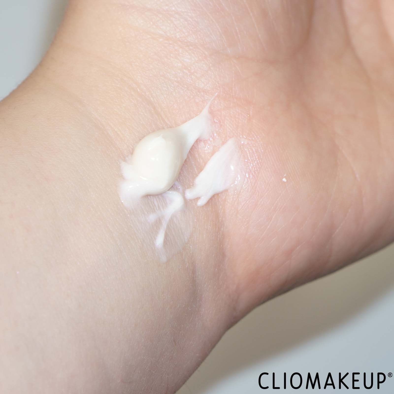 recensione-detergente-viso-avon-anew-gentle-cleansing-cream-swatch