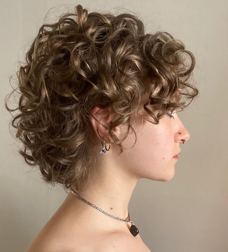 tagli-capelli-corti-cortissimi-primavera-2025-bixie-cut-riccio