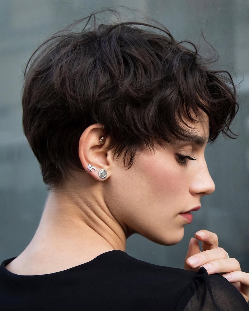 tagli-capelli-corti-cortissimi-primavera-2025-pixie-cut-riccio