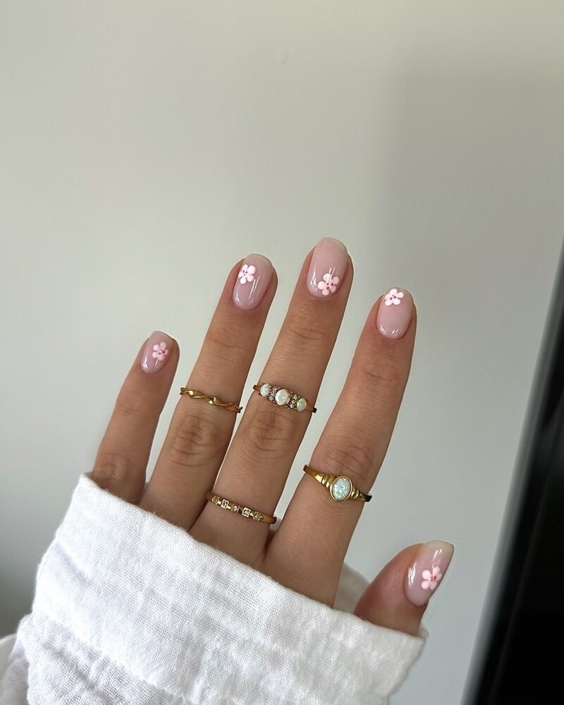 unghie-corte-primavera-2025-nail-art-fiori