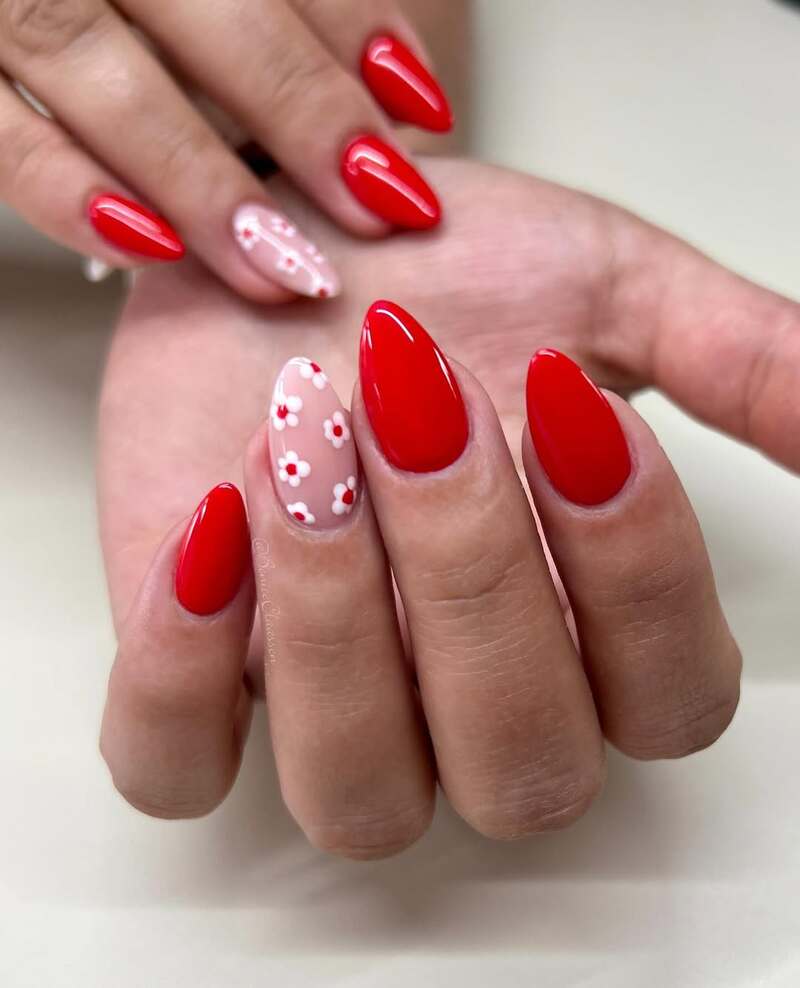 unghie-corte-primavera-2025-rosse