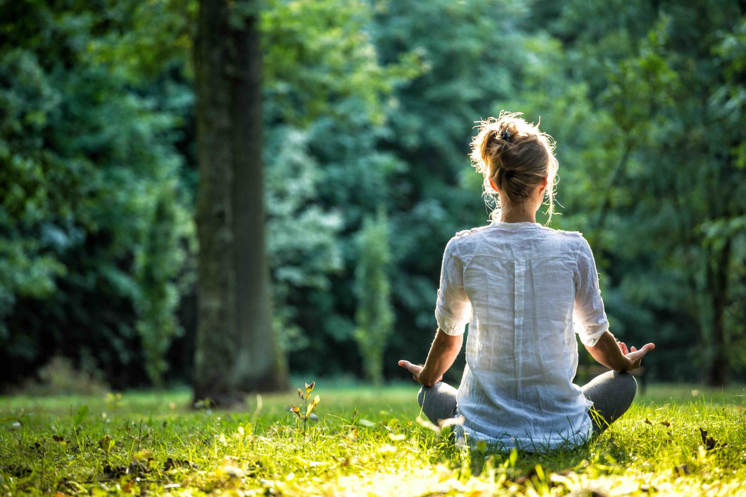 yoga-parco-verde-donna
