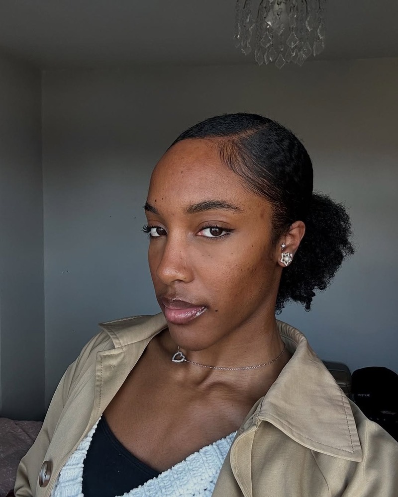 acconciatura-slick-back-capelli-ricci