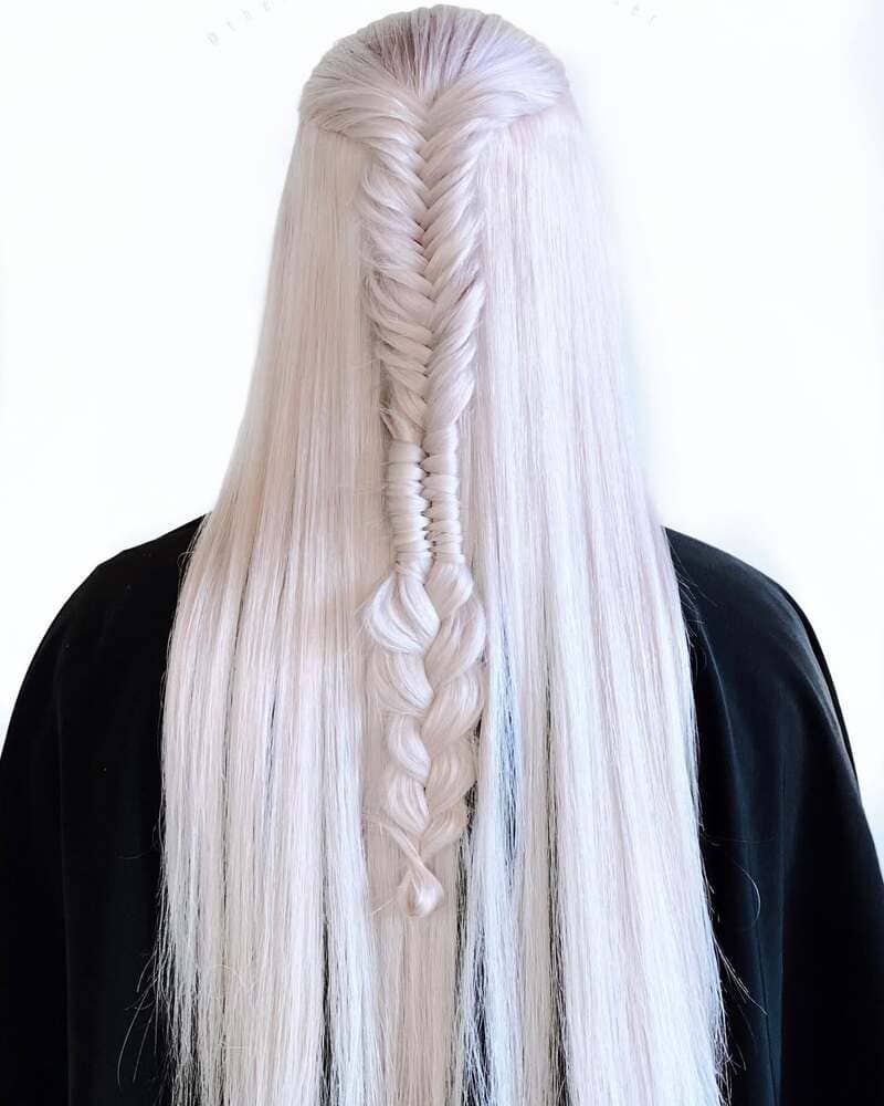 acconciature-capelli-bianchi-lunghi-semiraccolto