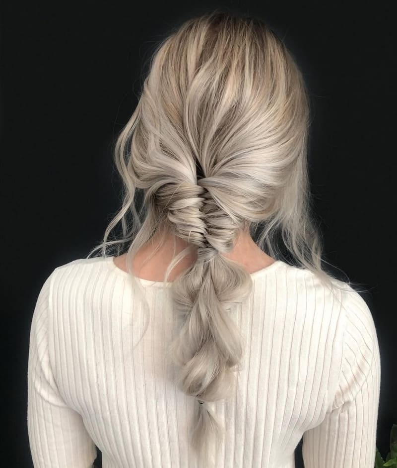 acconciature-capelli-bianchi-lunghi-trecce