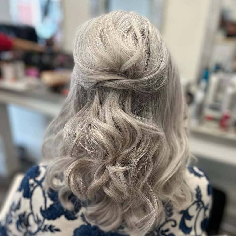 acconciature-capelli-bianchi-medi-semiraccolto