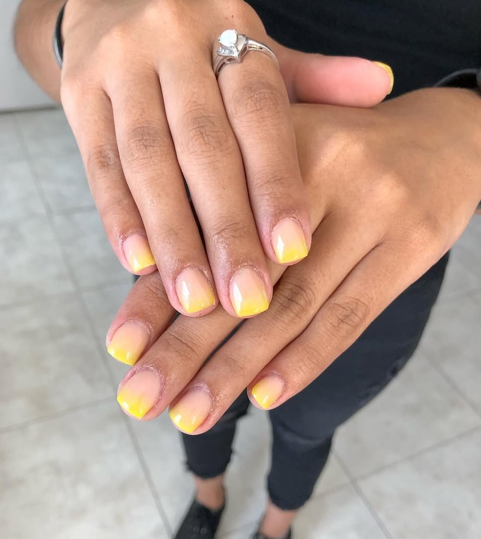 baby-boomer-unghie-corte-giallo