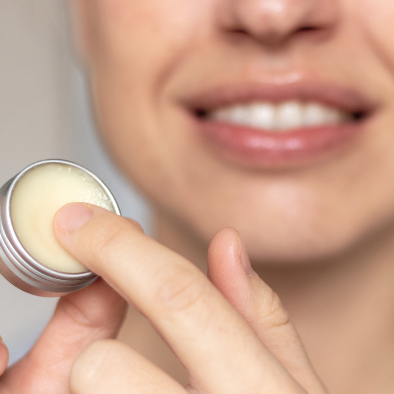 come-usare-vaselina-lip-balm-mani